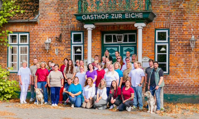 Ein Gruppenfoto des Pflegewerk-Teams vor dem Gasthof „Zur Eiche“.